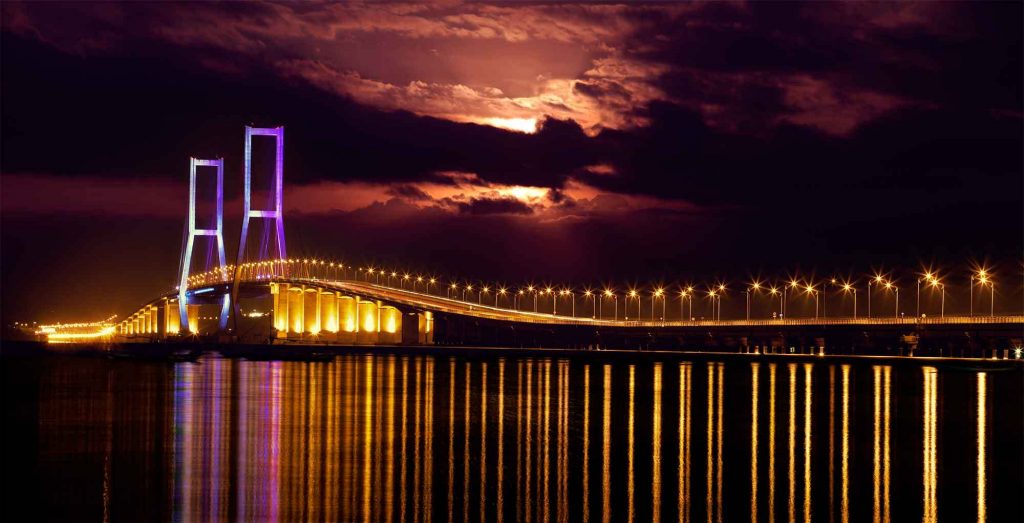 Jembatan suramadu di malam hari