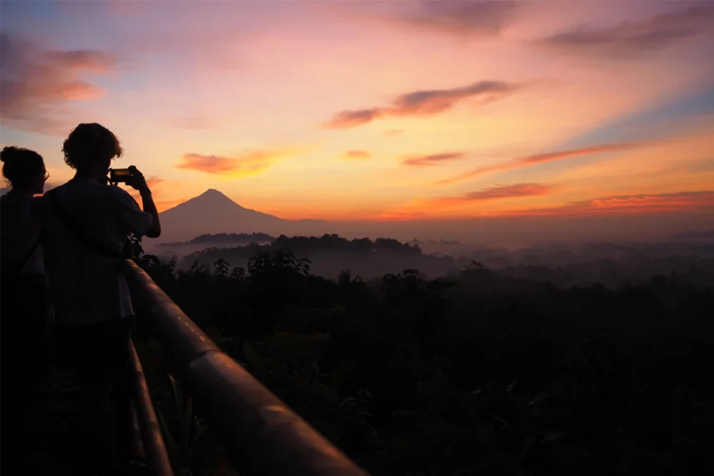 Matahari Terbit Sekitar Borobudur - bukit pardede