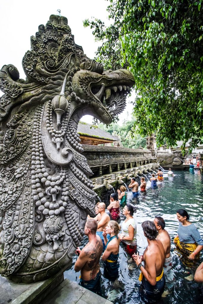 Kolam Penyucian Suci Bali - air suci